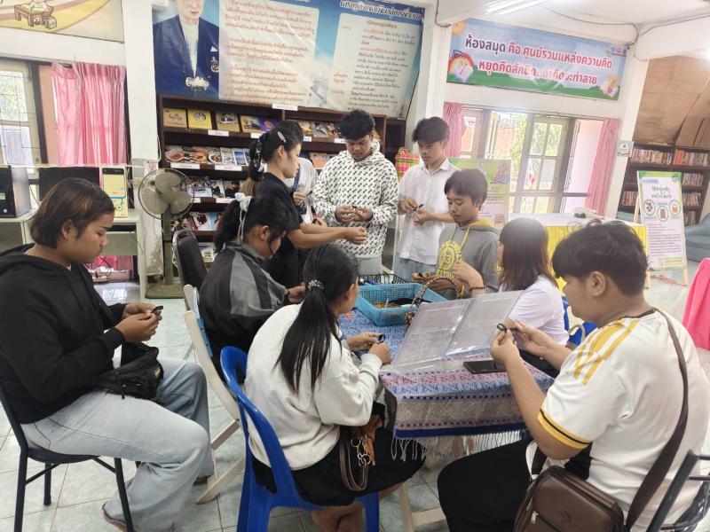 4. จัดกิจกรรมจิตอาสา สอนทำริบบิ้นดำ“ถวายความอาลัย