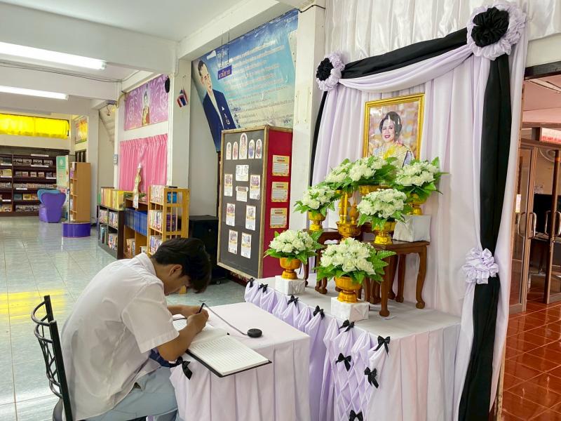 8. จัดกิจกรรมจิตอาสา สอนทำริบบิ้นดำ“ถวายความอาลัย