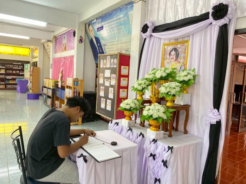 9. จัดกิจกรรมจิตอาสา สอนทำริบบิ้นดำ“ถวายความอาลัย