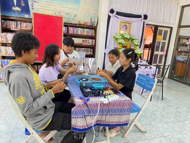 10. จัดกิจกรรมจิตอาสา สอนทำริบบิ้นดำ“ถวายความอาลัย