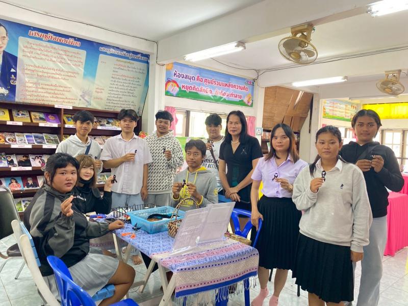 11. จัดกิจกรรมจิตอาสา สอนทำริบบิ้นดำ“ถวายความอาลัย