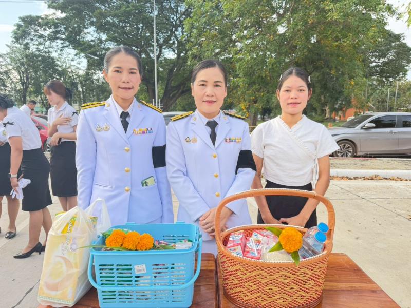 8. เข้าร่วม พิธีทำบุญตักบาตรข้าวสารอาหารแห้ง เพื่อถวายเป็นพระราชกุศล