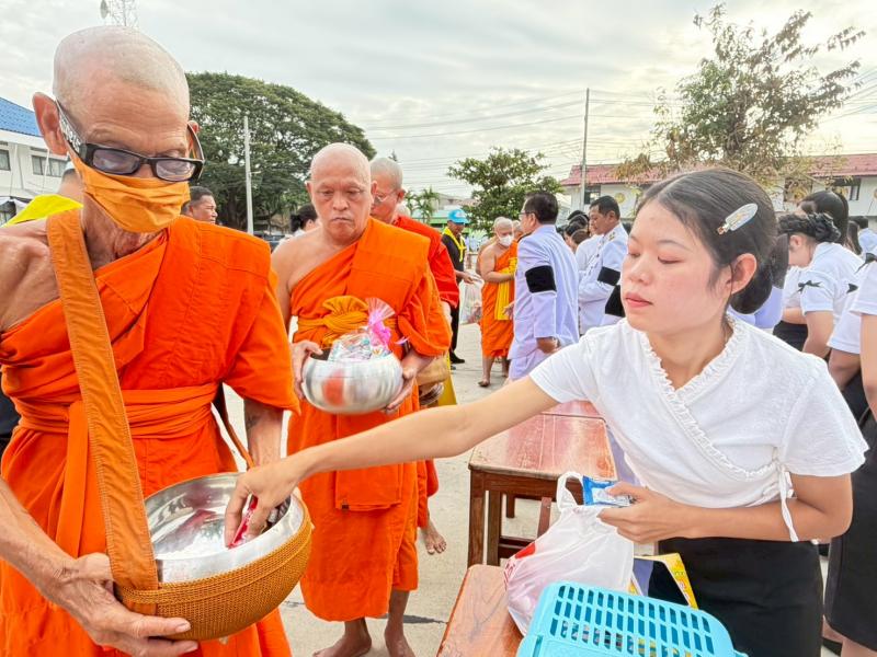 9. เข้าร่วม พิธีทำบุญตักบาตรข้าวสารอาหารแห้ง เพื่อถวายเป็นพระราชกุศล