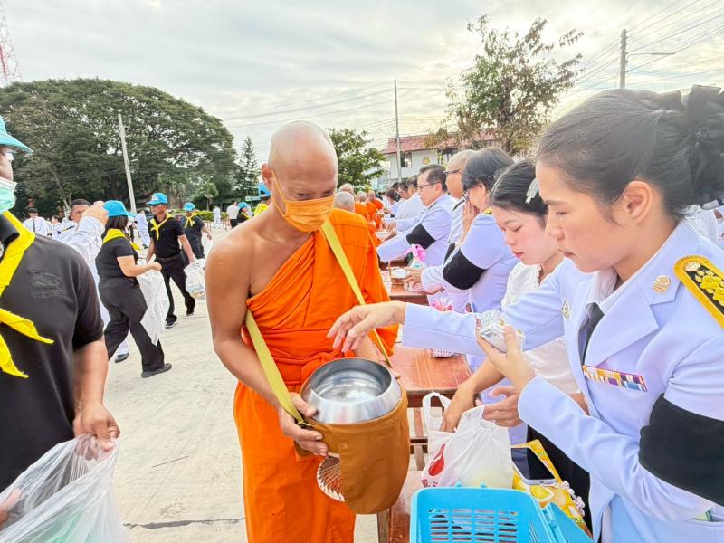 10. เข้าร่วม พิธีทำบุญตักบาตรข้าวสารอาหารแห้ง เพื่อถวายเป็นพระราชกุศล