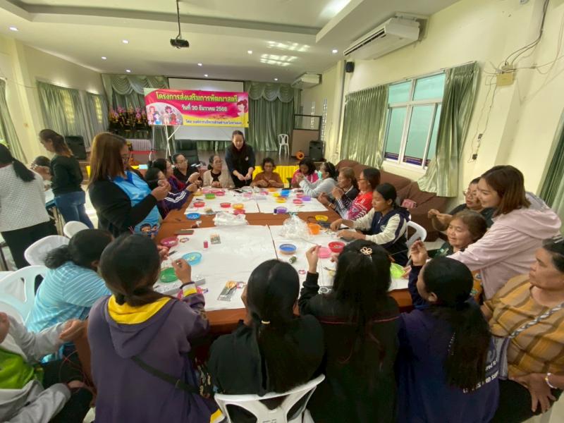 3. เป็นวิทยากร สอนการร้อยสร้อยข้อมือลูกปัดและการทำริบบิ้นไว้อาลัย