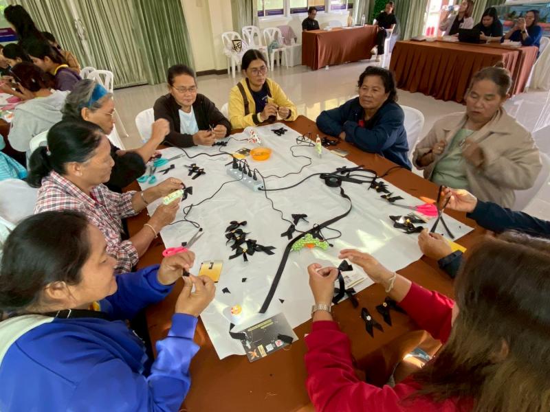 9. เป็นวิทยากร สอนการร้อยสร้อยข้อมือลูกปัดและการทำริบบิ้นไว้อาลัย