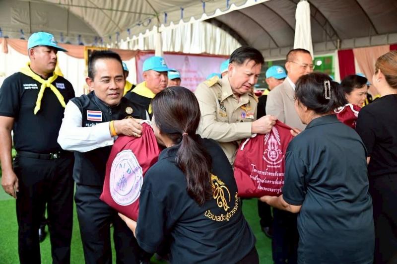 4. เข้าร่วมพิธีมอบสิ่งของ (ถุงยังชีพ) ตามโครงการ “น้ำพระทัยพระราชทาน”