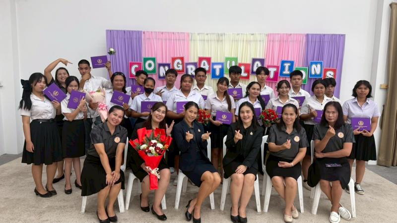 2. จัดกิจกรรมมอบประกาศนียบัตรแก่นักศึกษาที่สำเร็จการศึกษา