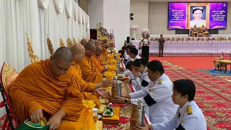 7. เข้าร่วมพิธีเจริญพระพุทธมนต์และทำบุญตักบาตรถวายพระราชกุศล และร่วมพิธีถวายราชสักการะ วางพานพุ่ม และพิธีจุดเทียนถวายพระพรชัยมงคล เนื่องในโอกาสพระราชพิธีมหามงคลเฉลิมพระชนมพรรษา 4 รอบ