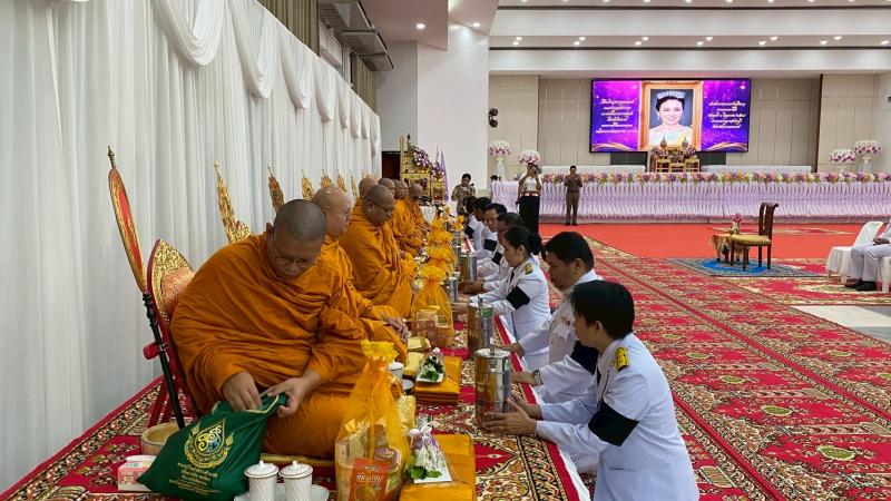 8. เข้าร่วมพิธีเจริญพระพุทธมนต์และทำบุญตักบาตรถวายพระราชกุศล และร่วมพิธีถวายราชสักการะ วางพานพุ่ม และพิธีจุดเทียนถวายพระพรชัยมงคล เนื่องในโอกาสพระราชพิธีมหามงคลเฉลิมพระชนมพรรษา 4 รอบ