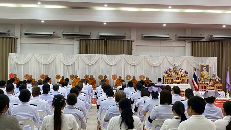 11. เข้าร่วมพิธีเจริญพระพุทธมนต์และทำบุญตักบาตรถวายพระราชกุศล และร่วมพิธีถวายราชสักการะ วางพานพุ่ม และพิธีจุดเทียนถวายพระพรชัยมงคล เนื่องในโอกาสพระราชพิธีมหามงคลเฉลิมพระชนมพรรษา 4 รอบ