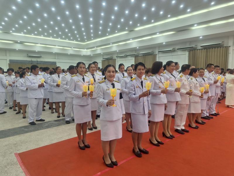 19. เข้าร่วมพิธีเจริญพระพุทธมนต์และทำบุญตักบาตรถวายพระราชกุศล และร่วมพิธีถวายราชสักการะ วางพานพุ่ม และพิธีจุดเทียนถวายพระพรชัยมงคล เนื่องในโอกาสพระราชพิธีมหามงคลเฉลิมพระชนมพรรษา 4 รอบ