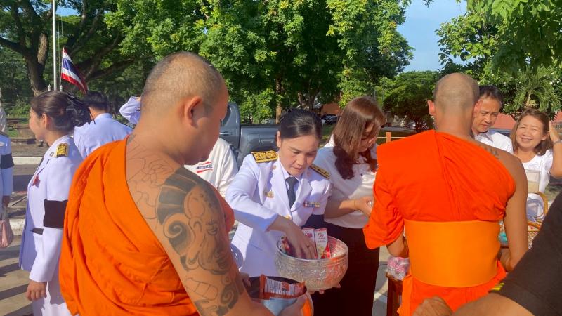 2. เข้าร่วมพิธีเจริญพระพุทธมนต์และทำบุญตักบาตรถวายพระราชกุศล และร่วมพิธีถวายราชสักการะ วางพานพุ่ม และพิธีจุดเทียนถวายพระพรชัยมงคล เนื่องในโอกาสพระราชพิธีมหามงคลเฉลิมพระชนมพรรษา 4 รอบ