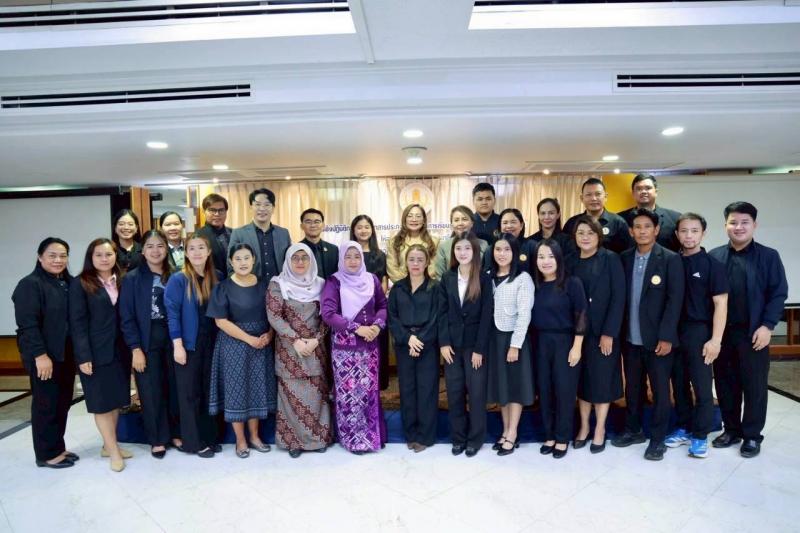6. เข้าร่วมประชุมเชิงปฏิบัติการจัดทำเอกสารประกอบหลักสูตรการเรียนรู้เพื่อพัฒนาตนเองเองด้านอาชีพ