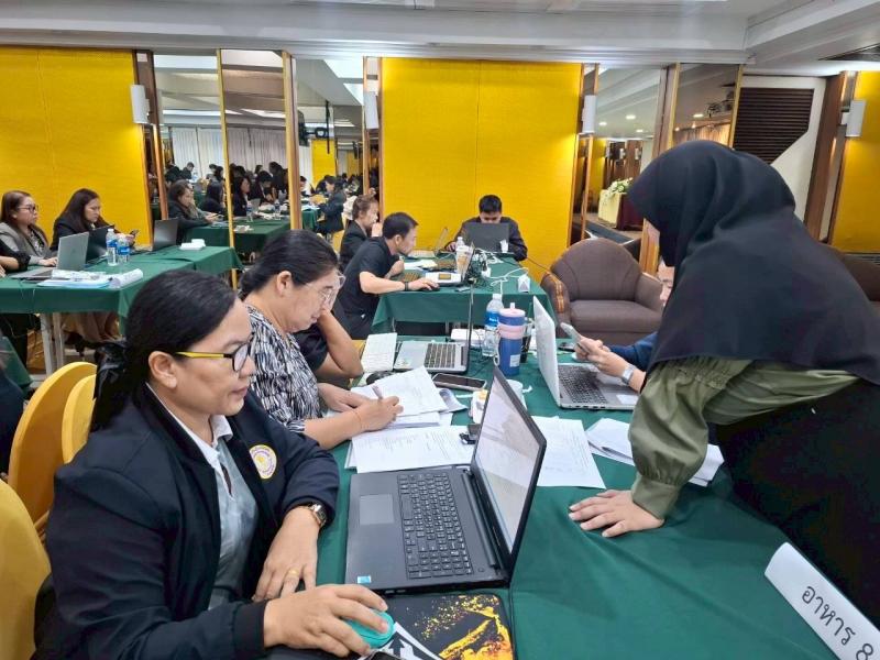 8. เข้าร่วมประชุมเชิงปฏิบัติการจัดทำเอกสารประกอบหลักสูตรการเรียนรู้เพื่อพัฒนาตนเองเองด้านอาชีพ