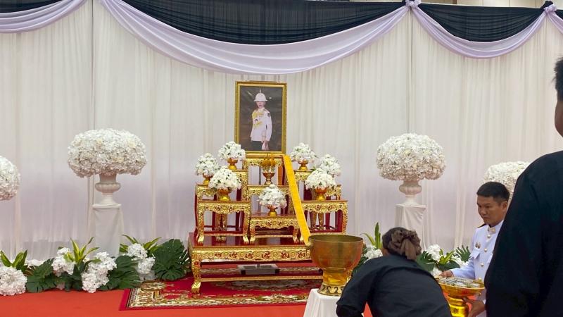 10. เข้าร่วมพิธีถวายน้ำสรงพระศพ เบื้องหน้าพระรูป สมเด็จพระเจ้าลูกเธอ เจ้าฟ้าพัชรกิติยาภา นเรนทิราเทพยวดี กรมหลวงราชสาริณีสิริพัชรมหาวัชรราชธิดา