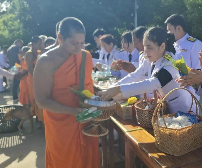 10.  เข้าร่วมพิธีบำเพ็ญกุศล ทำบุญตักบาตรข้าวสารอาหารแห้ง ในวาระครบ 15 วัน (ปัณรสมวาร) 