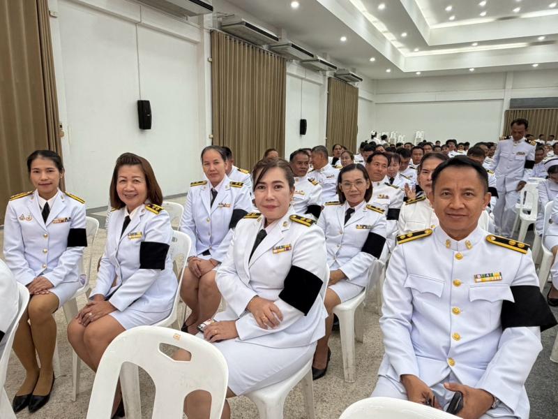 3. เข้าร่วมพิธีถวายเครื่องราชสักการะ วางพานพุ่ม และพิธีจุดเทียนถวายพระพรชัยมงคล เนื่องใน โอกาสวันเฉลิมพระชนมพรรษา พระบาทสมเด็จพระเจ้าอยู่หัว