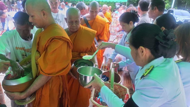 12. เข้าร่วมพิธีบำเพ็ญกุศล ทำบุญตักบาตร ข้าวสารอาหารแห้ง ในวาระครบ 50 วัน (ปัญญาสมวาร