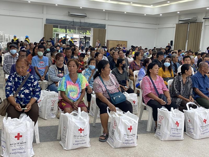 7. เข้าร่วมพิธีมอบถุงยังชีพ ชุดธารน้ำใจสภากาชาดไทย จากสำนักงานบรรเทา และประชานามัยพิทักษ์ สภากาชาดไทย 