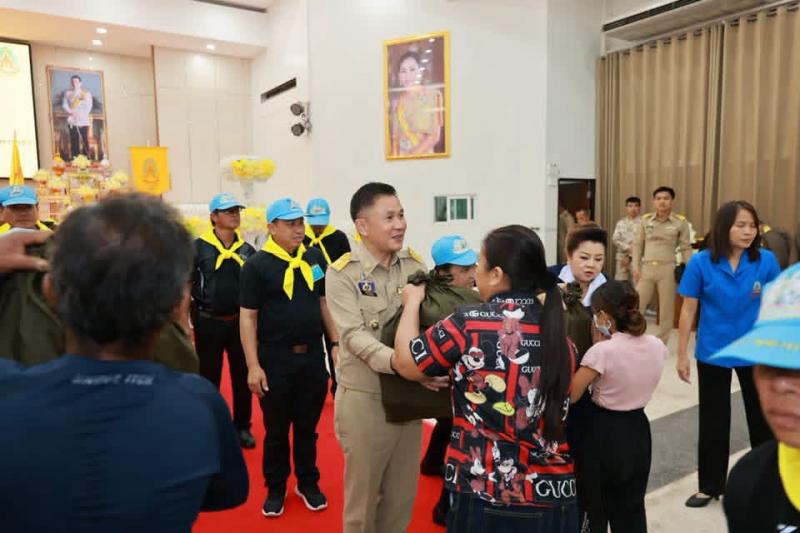 6. เข้าร่วมพิธีเชิญสิ่งของพระราชทาน มูลนิธิราชประชานุเคราะห์ ในพระบรมราชูปถัมภ์ มอบแก่ประชาชนผู้ประสบอุทกภัย