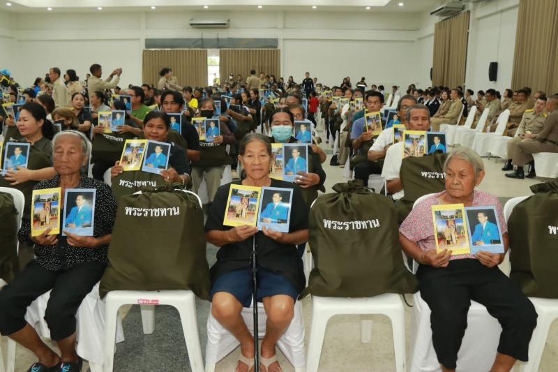 8. เข้าร่วมพิธีเชิญสิ่งของพระราชทาน มูลนิธิราชประชานุเคราะห์ ในพระบรมราชูปถัมภ์ มอบแก่ประชาชนผู้ประสบอุทกภัย