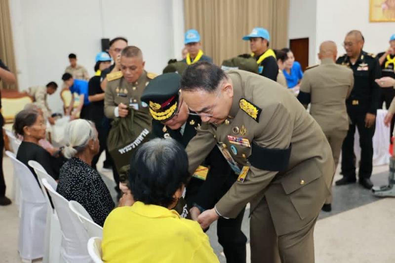 10. เข้าร่วมพิธีเชิญสิ่งของพระราชทาน มูลนิธิราชประชานุเคราะห์ ในพระบรมราชูปถัมภ์ มอบแก่ประชาชนผู้ประสบอุทกภัย