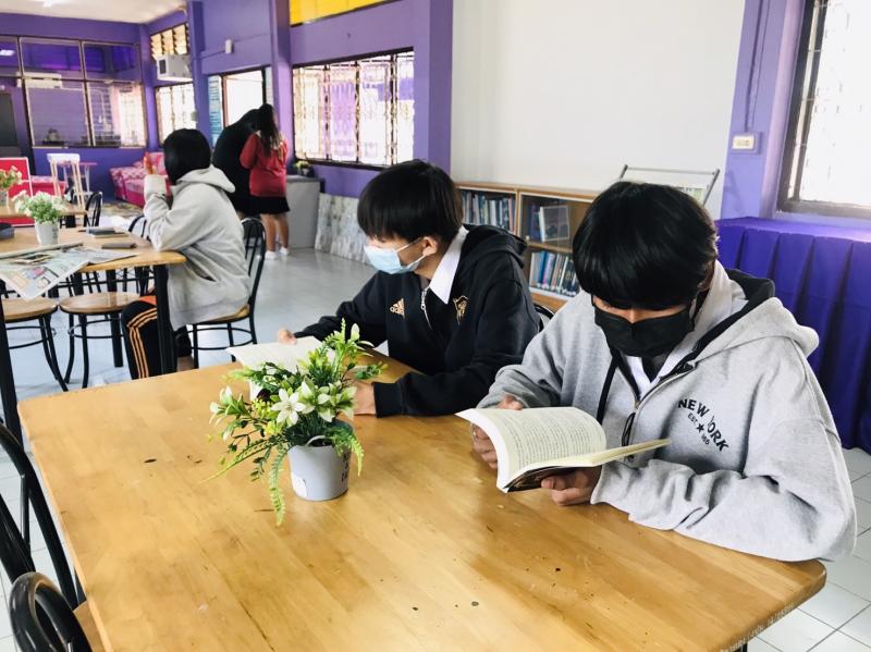 4. ส่งเสริมการอ่านระหว่างเข้าห้องสอบ 4. ส่งเสริมการอ่านระหว่างเข้าห้องสอบ