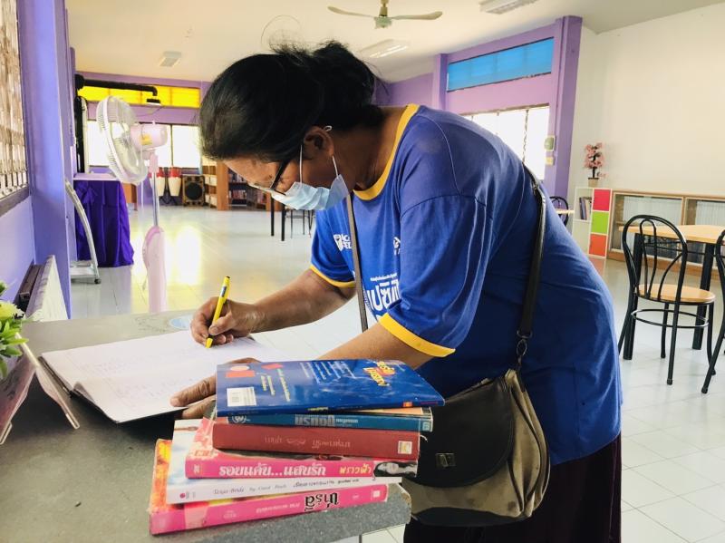 3. บริการยืมคืนหนังสือภายในห้องสมุดประชาชนอำเภอปางศิลาทอง 3. บริการยืมคืนหนังสือภายในห้องสมุดประชาชนอำเภอปางศิลาทอง