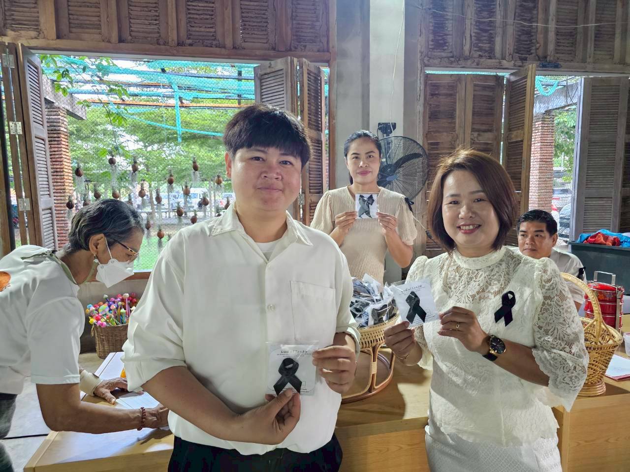 แจกริบบิ้นไว้อาลัย