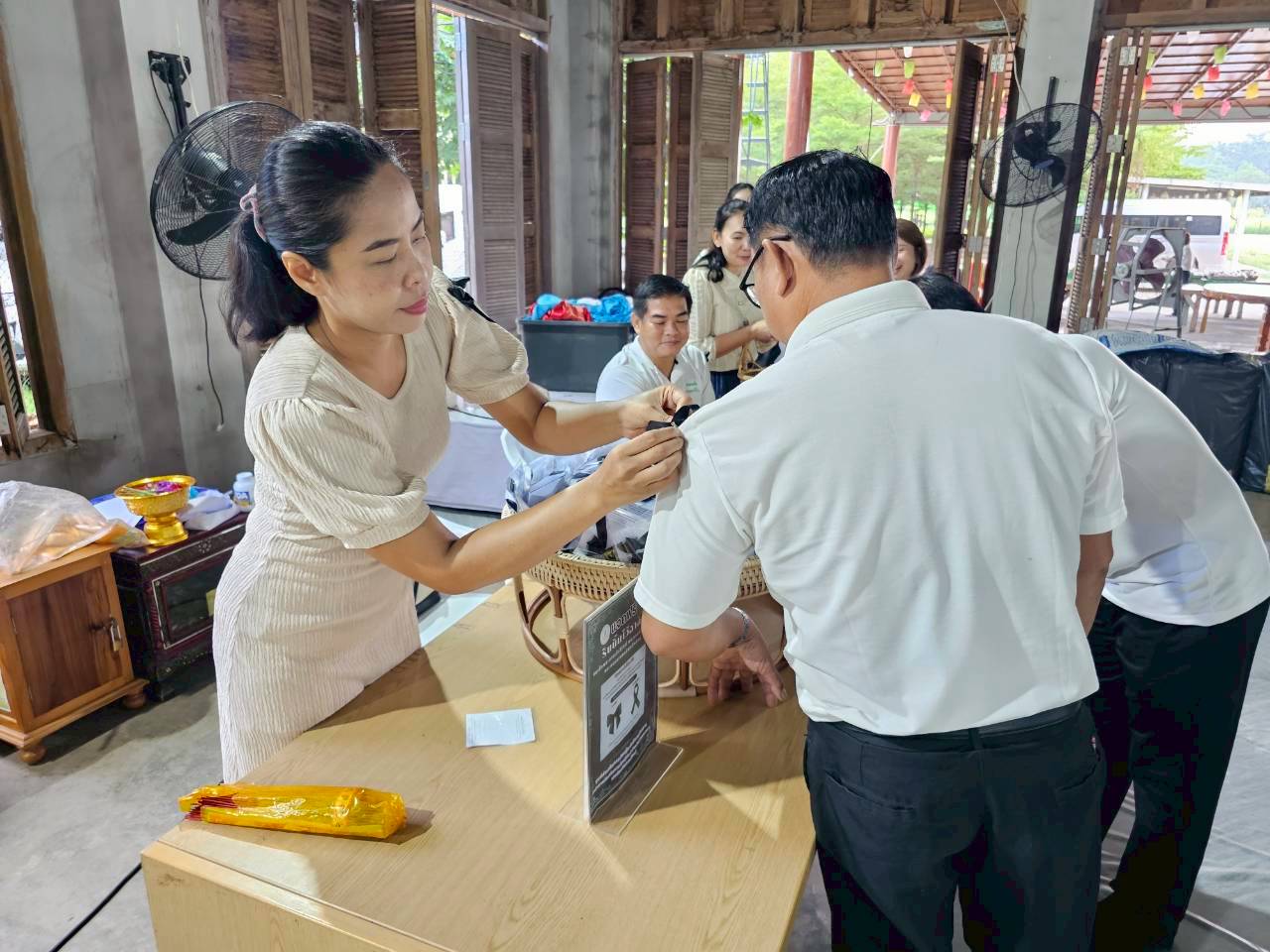 แจกริบบิ้นไว้อาลัย