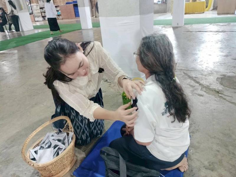 2. แจกริบบิ้นไว้อาลัย