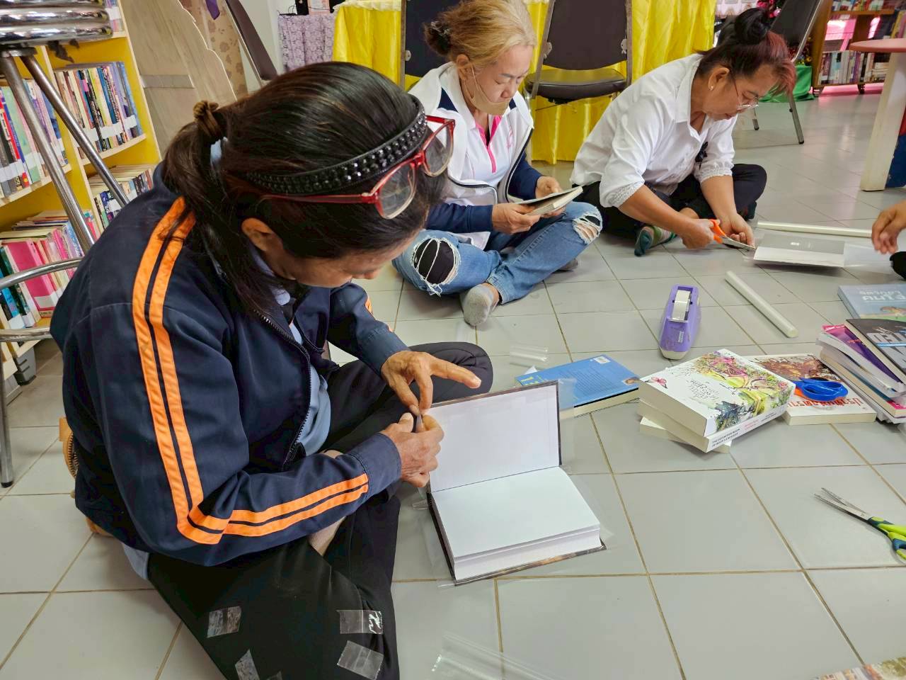 กิจกรรมซ่อมหนังสือที่ชำรุดภายในห้องสมุด