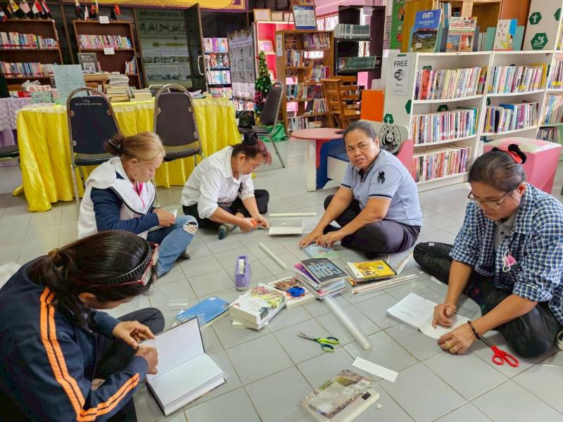 1. กิจกรรมซ่อมหนังสือที่ชำรุดภายในห้องสมุด