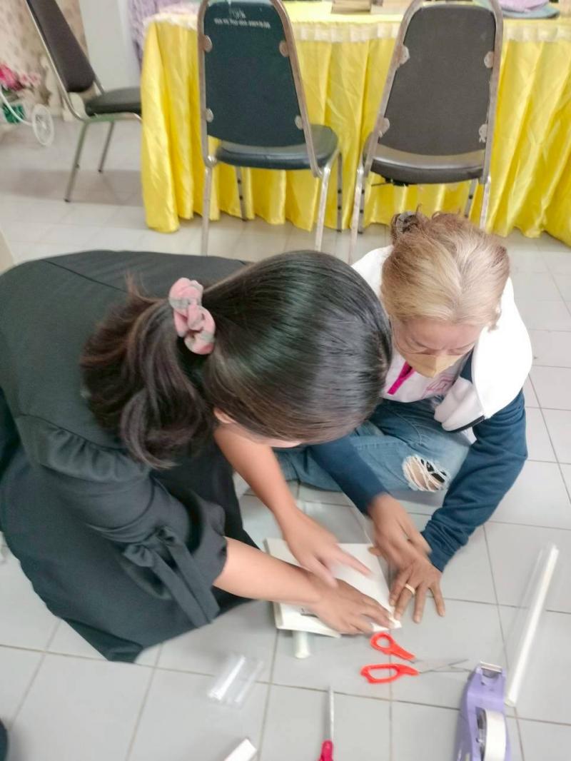 4. กิจกรรมซ่อมหนังสือที่ชำรุดภายในห้องสมุด