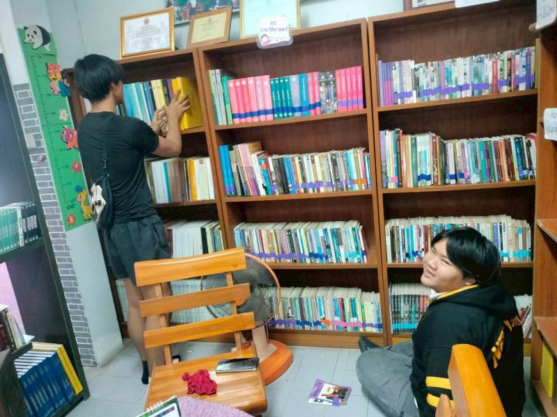 5. กิจกรรมซ่อมหนังสือที่ชำรุดภายในห้องสมุด