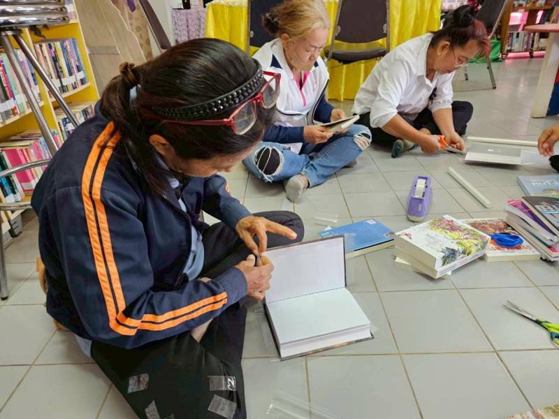 6. กิจกรรมซ่อมหนังสือที่ชำรุดภายในห้องสมุด