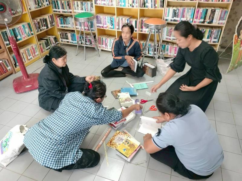 2. กิจกรรมซ่อมหนังสือที่ชำรุดภายในห้องสมุด