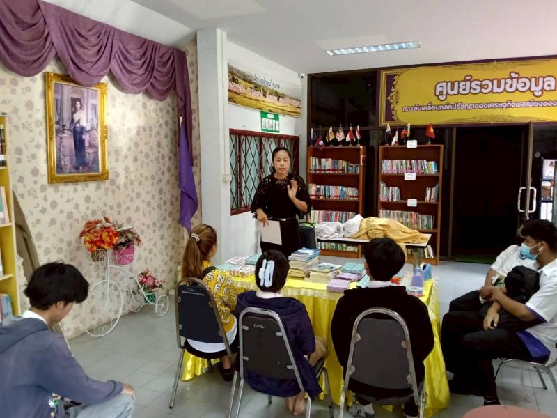 4. กิจกรรมสอนจับผ้าประดับโต๊ะ