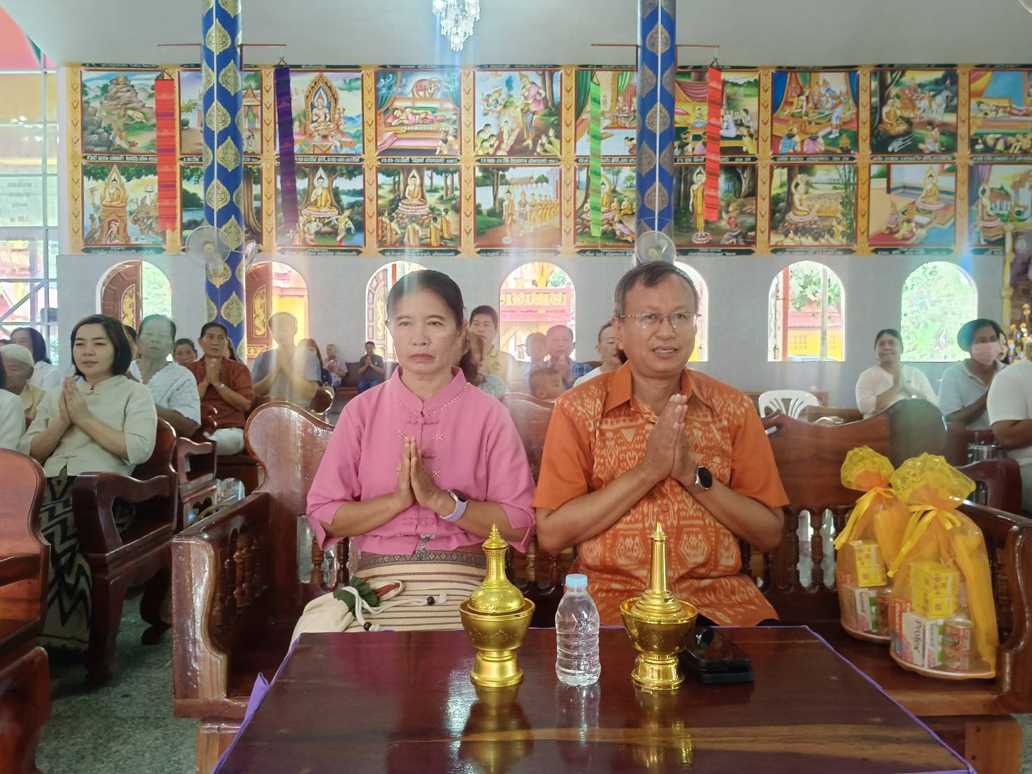 ทำบุญตักบาตรในวันธรรมสวนะ