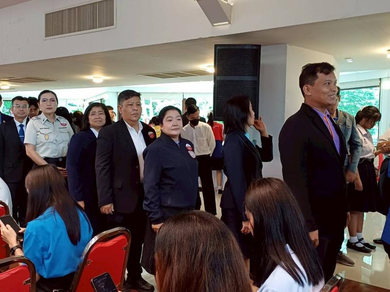 4. รับโล่รางวัลส่งเสริมมาตรฐานชมรมอาสายุวกาชาดและเข้าร่วมงาน Spirt of success 