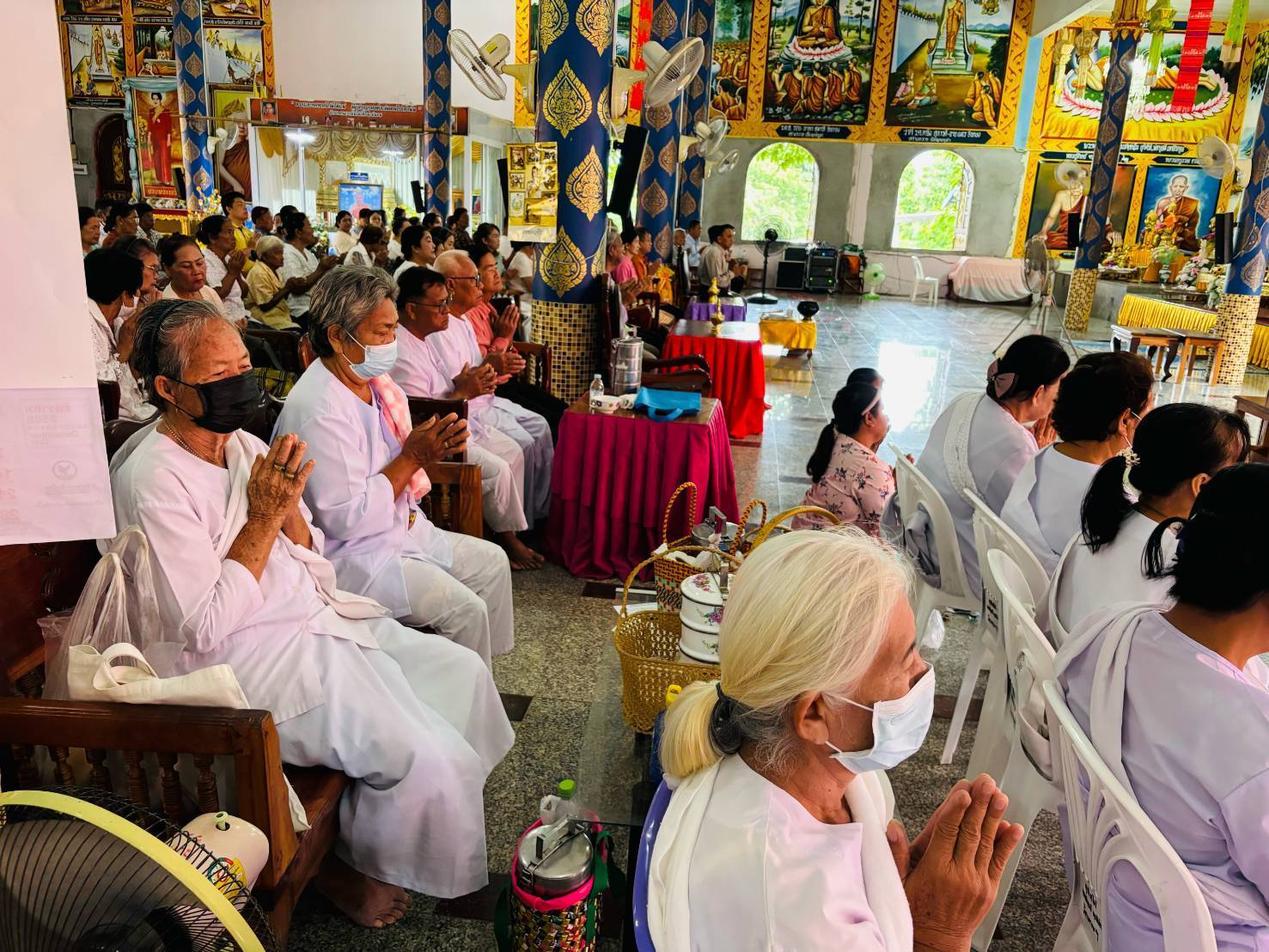 ทำบุญตักบาตรในวันธรรมสวนะ