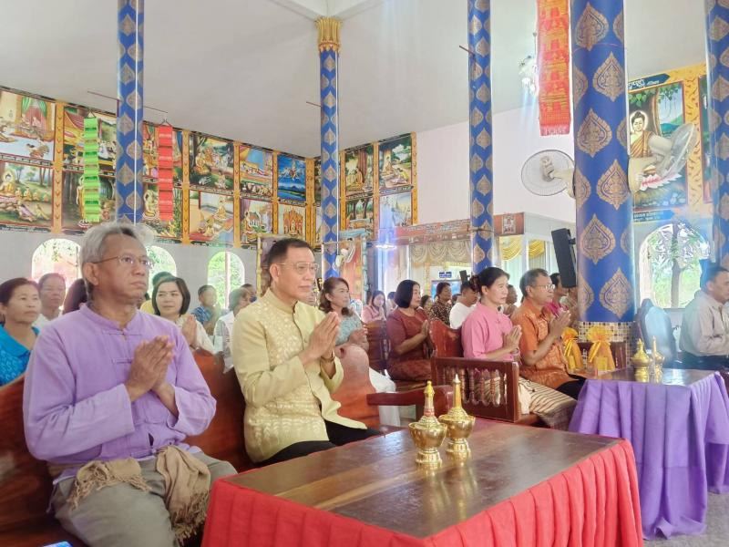 2. ทำบุญตักบาตรในวันธรรมสวนะ