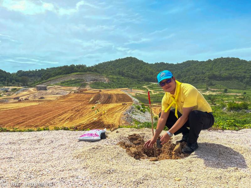 10. เฉลิมพระเกียรติพระบาทสมเด็จพระเจ้าอยู่หัว