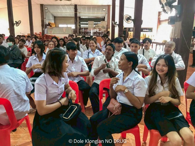 18. รณรงค์ต่อต้านยาเสพติด