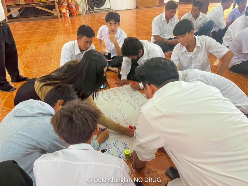 42. รณรงค์ต่อต้านยาเสพติด