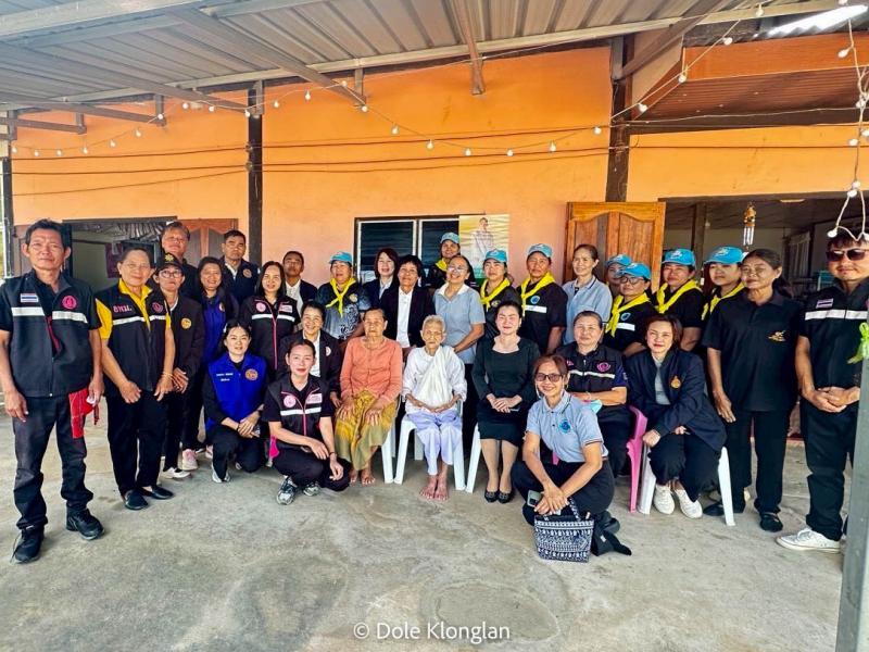 4. เยี่ยมผู้สูงอายุ