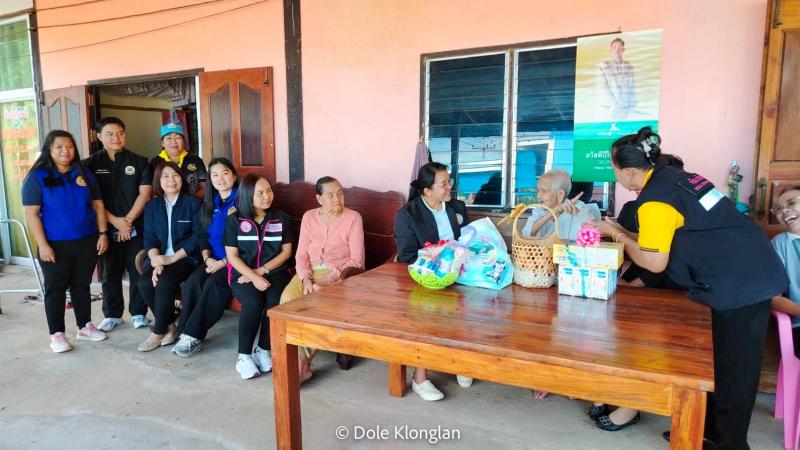 9. สวัสดีปีใหม่ ผู้สูงอายุ 100 ปี