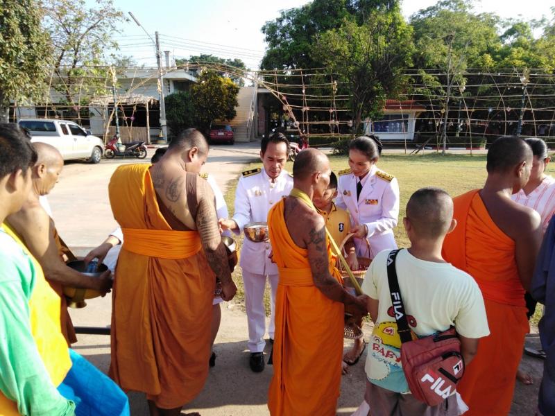 9. ร่วมพิธีทำบุญตักบาตรข้าวสารอาหารแห้ง วางพวงมาลาและจุดเทียนชัยถวายพระพรเนื่องในวันคล้ายวันสวรรคตพระบาทสมเด็จพระจุลจอมเกล้าเจ้าอยู่หัว 