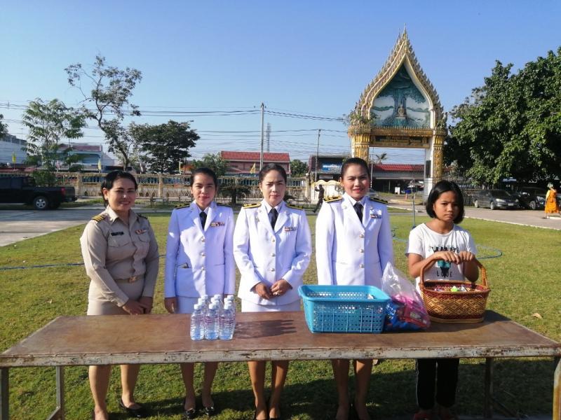 10. ร่วมพิธีทำบุญตักบาตรข้าวสารอาหารแห้ง วางพวงมาลาและจุดเทียนชัยถวายพระพรเนื่องในวันคล้ายวันสวรรคตพระบาทสมเด็จพระจุลจอมเกล้าเจ้าอยู่หัว 